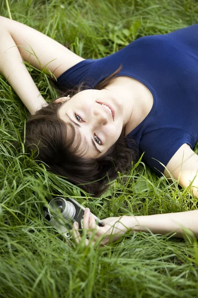 Девушка-подросток с камерой в зеленом парке . — стоковое фото