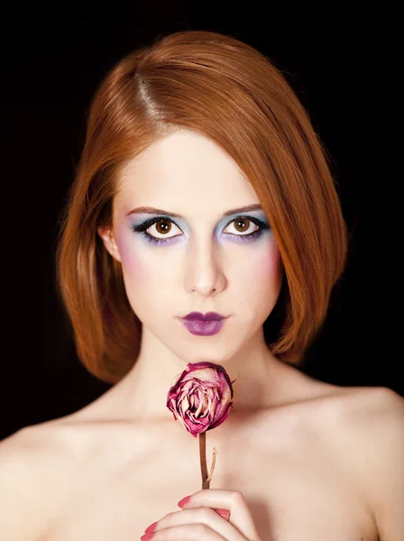 メイクアップ スタイルと美しい赤毛の女の子の肖像画. — ストック写真