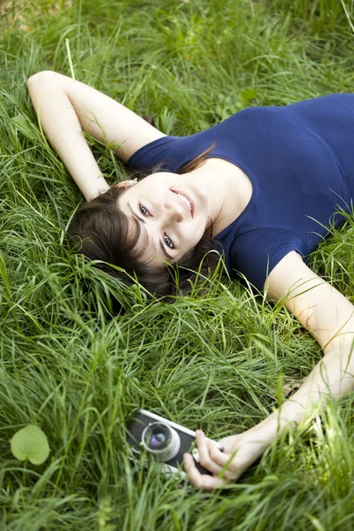 Dospívající dívka s kamerou na zelený park. — Stock fotografie