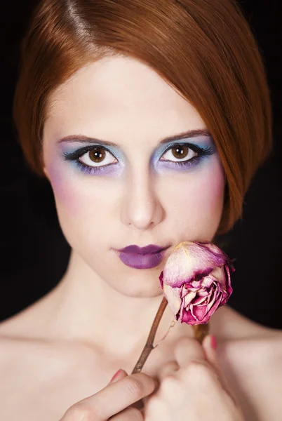 Retrato de menina ruiva bonita com maquiagem de estilo . — Fotografia de Stock