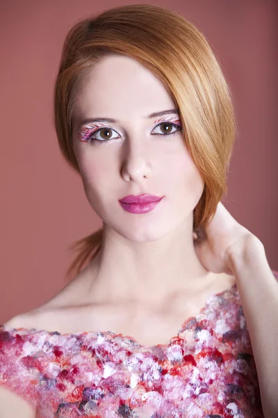 Portrét krásnou zrzavou holku s make-up styl. — Stock fotografie