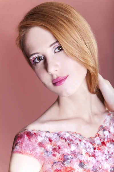 Ritratto di bella ragazza rossa con trucco di stile . — Foto Stock