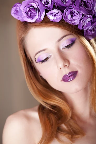 Güzel kızıl saçlı kız stil makyaj ve çiçek portresi — Stok fotoğraf