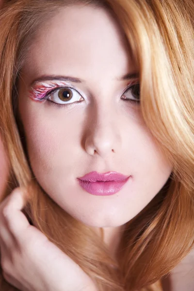 Porträtt av vacker rödhårig tjej med stil make-up. — Stockfoto