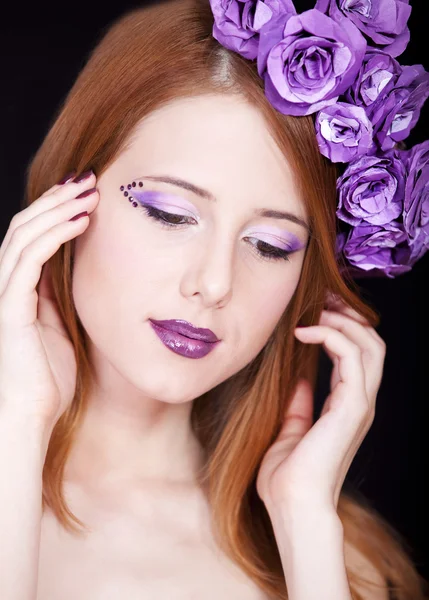 Portrait de belle rousse fille avec style maquillage et fleur — Photo