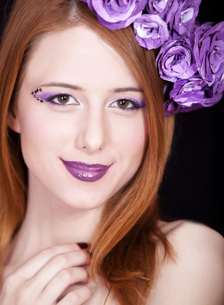 美丽的红发女孩与风格化妆和花卉的肖像 — 图库照片