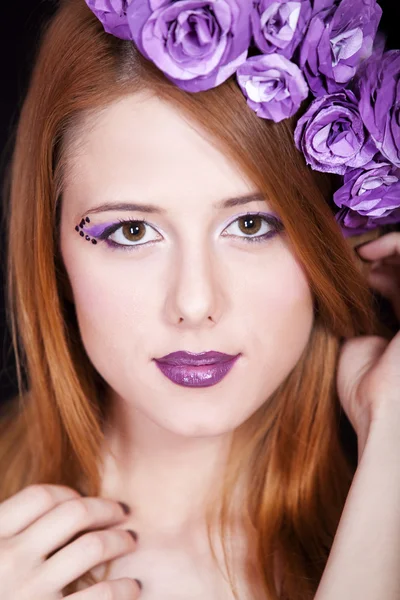 美丽的红发女孩与风格化妆和花卉的肖像 — 图库照片