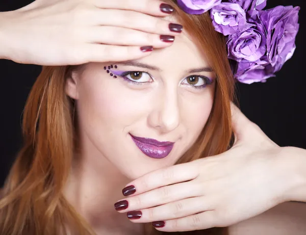 Güzel kızıl saçlı kız stil makyaj ve çiçek portresi — Stok fotoğraf