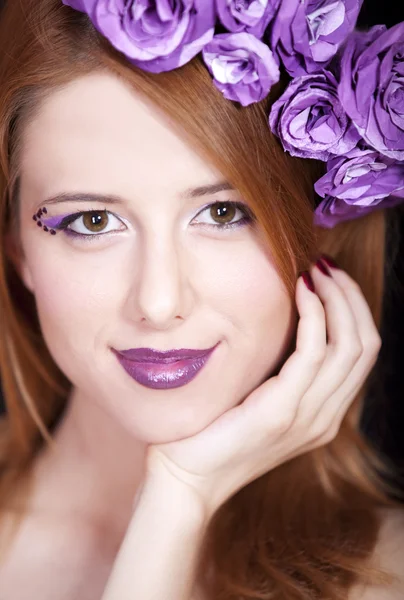 Retrato de chica pelirroja hermosa con maquillaje de estilo y flor — Foto de Stock