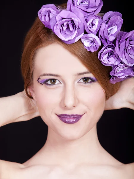 Retrato de chica pelirroja hermosa con maquillaje de estilo y flor —  Fotos de Stock