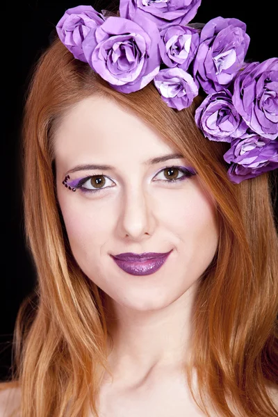 Portret piękne rude dziewczyny z stylu makijaż i kwiat — Zdjęcie stockowe