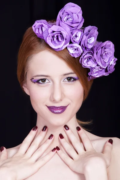 Πορτρέτο του όμορφη κοκκινομάλλα κοπέλα με στυλ μακιγιάζ και λουλούδι — Φωτογραφία Αρχείου