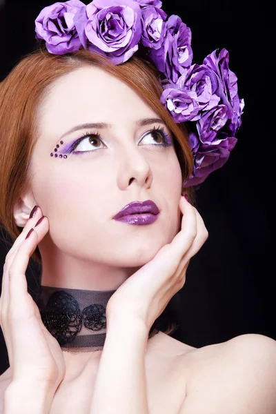 Gyönyörű vörös hajú lány smink stílus és virág portréja — Stock Fotó