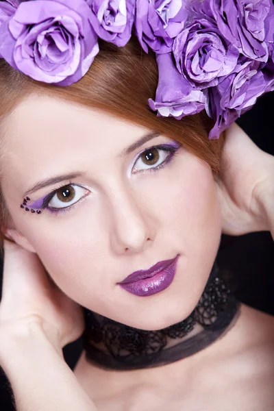 Retrato de menina ruiva bonita com maquiagem estilo e flor — Fotografia de Stock