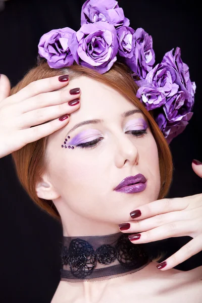 Porträtt av vacker rödhårig tjej med stil make-up och blomma — Stockfoto