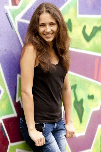 Style teen girl près de fond de graffiti . — Photo