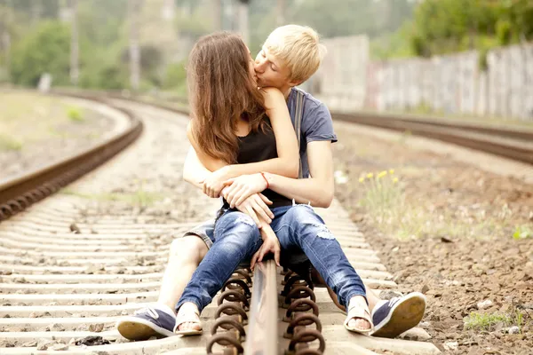 Un couple qui s'embrasse à la gare. Photo urbaine . — Photo