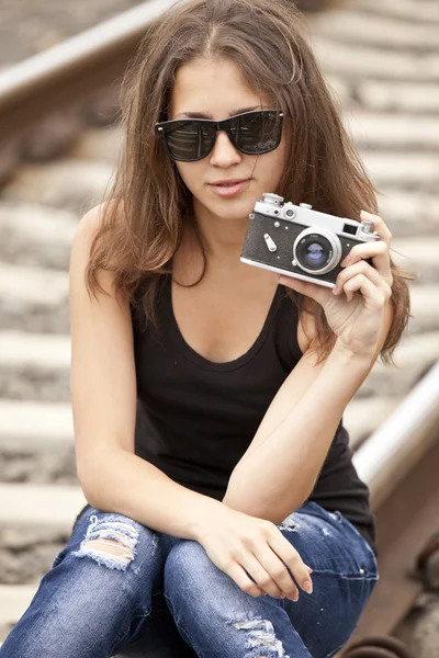 Menina adolescente com câmera em ferrovias . — Fotografia de Stock
