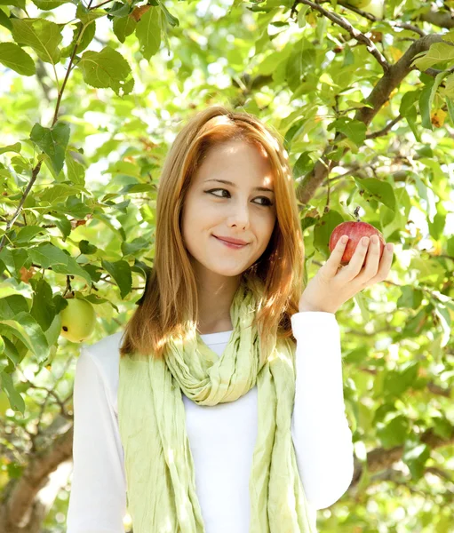 Mooie jonge redhead vrouw stond in de buurt van de appelboom. — Stockfoto