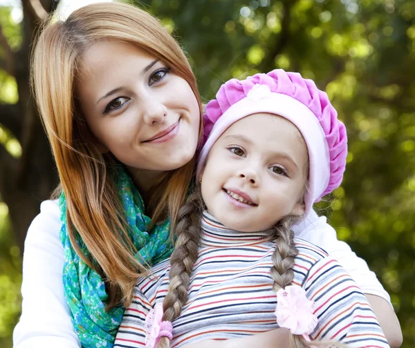 Mother and daughter at the park. — Stock Photo, Image