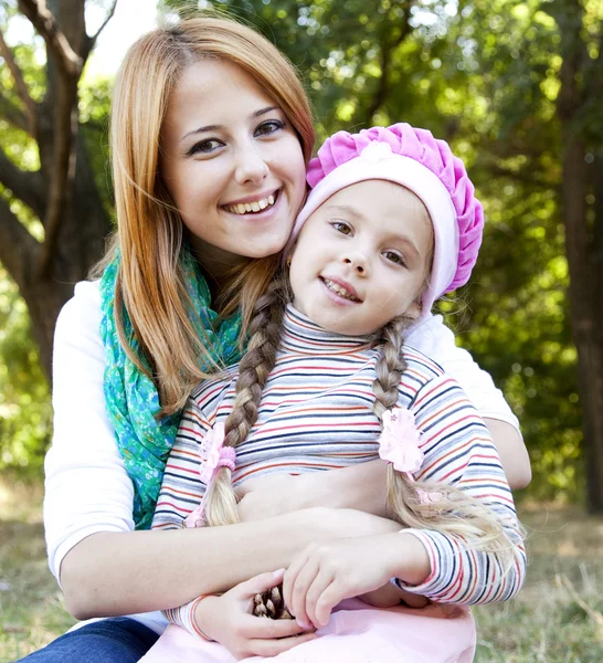 Mother and daughter at the park. — Stock Photo, Image