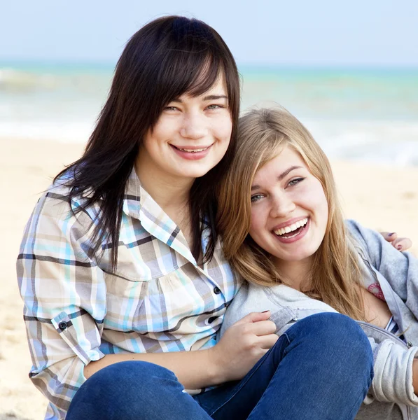 Dos chicas al aire libre cerca del mar —  Fotos de Stock