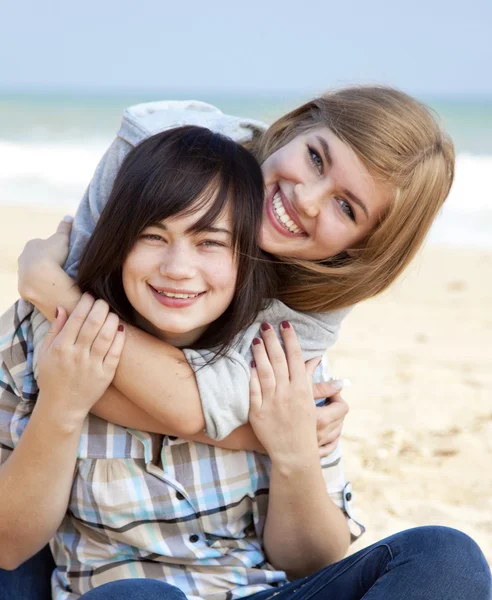 Zwei Mädchen im Freien nahe dem Meer — Stockfoto