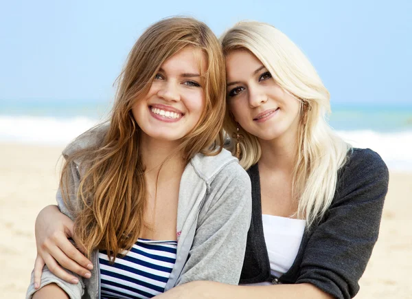 Två flickor på utomhus nära havet — Stockfoto