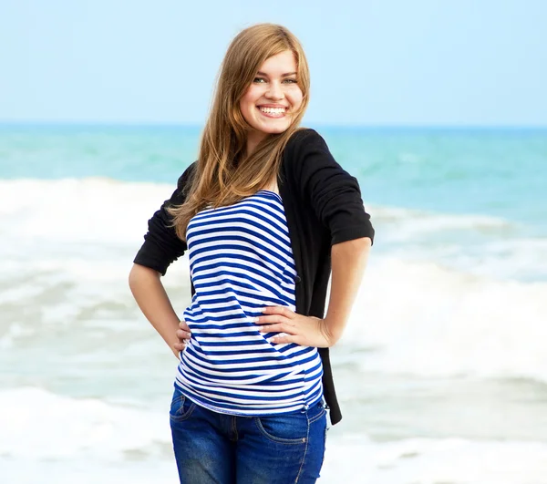 Funny girl v venkovní poblíž moře — Stock fotografie