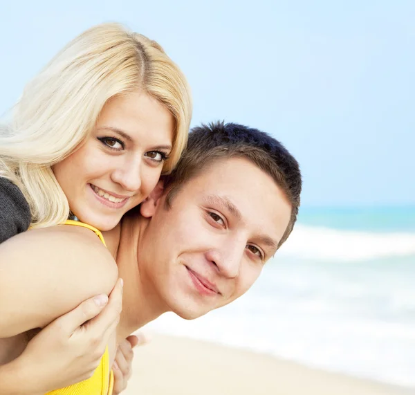 ビーチにいる若いカップルは — ストック写真