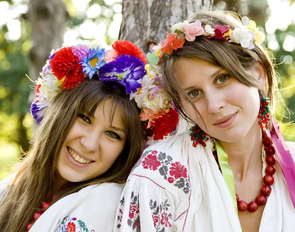 Δύο κορίτσια στην εθνική σλαβική κοστούμια σε εξωτερικούς χώρους. — Φωτογραφία Αρχείου
