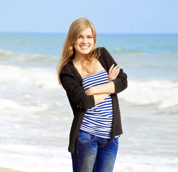 Смешная девушка на открытом воздухе у моря — стоковое фото