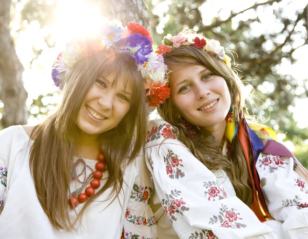 Twee meisjes in klederdracht Slavische op buiten. — Stockfoto
