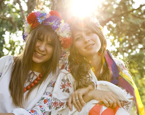 Två flickor i nationella slaviska kostymer på utomhus. — Stockfoto