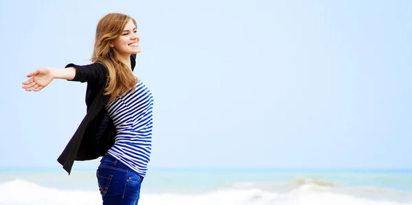 屋外で面白い女の子付近の海 — ストック写真