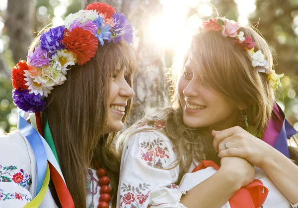 Dos chicas en trajes eslavos nacionales al aire libre . —  Fotos de Stock