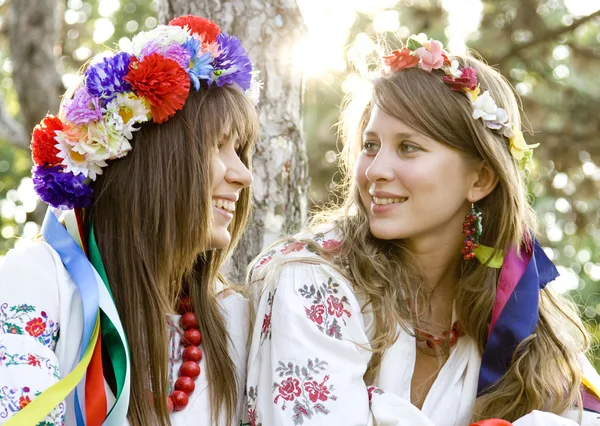 Две девушки в национальных славянских костюмах на открытом воздухе . — стоковое фото