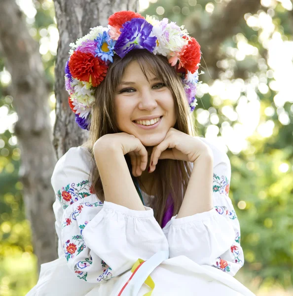Slav girl with wreath at field. — Stock Photo, Image