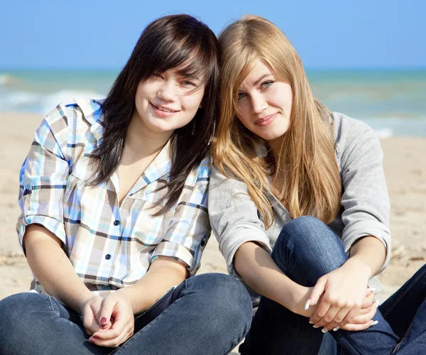两个女孩在室外附近的海 — 图库照片