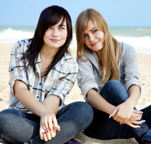 Δύο κορίτσια σε εξωτερικούς χώρους κοντά σε θάλασσα — Φωτογραφία Αρχείου