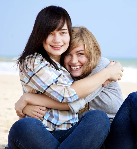 Duas meninas ao ar livre perto do mar — Fotografia de Stock
