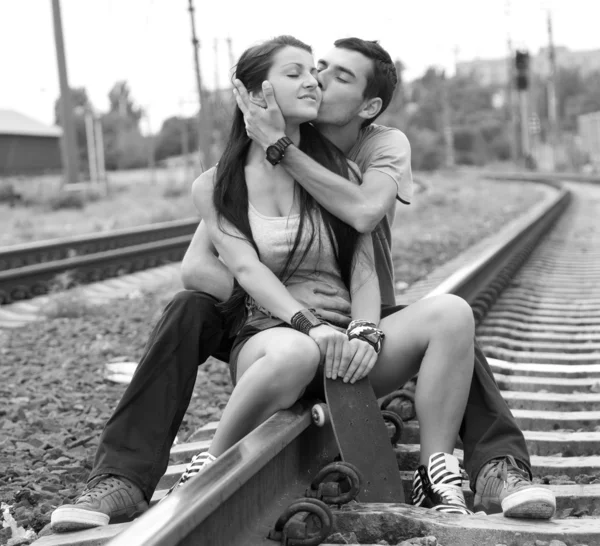 Pareja besándose en el ferrocarril . — Foto de Stock