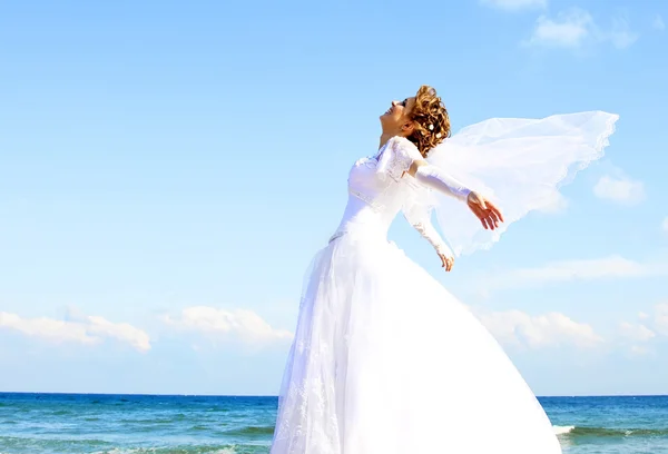 Junge Braut am Strand — Stockfoto