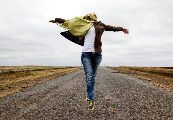 Rusovláska dívka jumpig na venkovní. — Stock fotografie