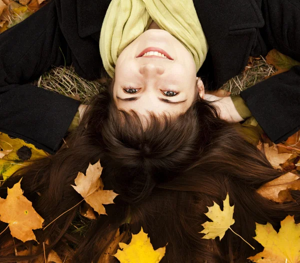 Retrato de chica morena en el parque de otoño . — Foto de Stock