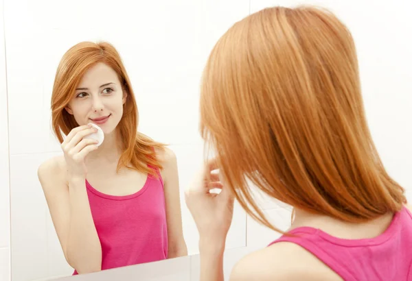 Smuk rødhåret ung kvinde med frisk hud i ansigtet i badekåbe - Stock-foto