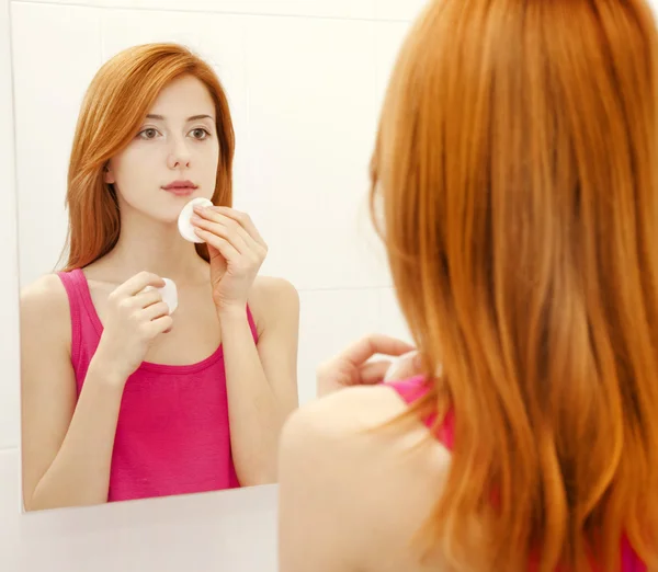 Belle rousse jeune femme avec la peau fraîche du visage dans bathroo — Photo