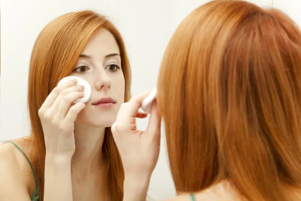 Schöne rothaarige junge Frau mit frischer Gesichtshaut im Bademantel — Stockfoto