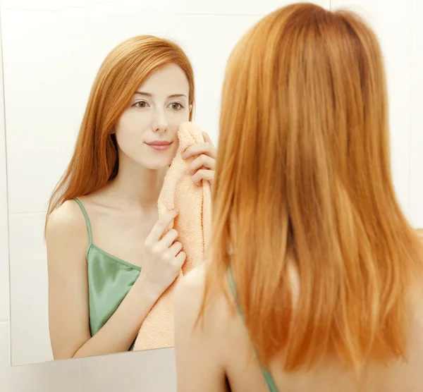 Vacker rödhårig ung kvinna med frisk hud i ansiktet i badrum — Stockfoto