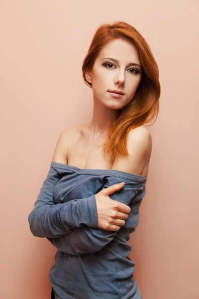 Duvarının yakınında güzel kızıl saçlı kız. — Stok fotoğraf